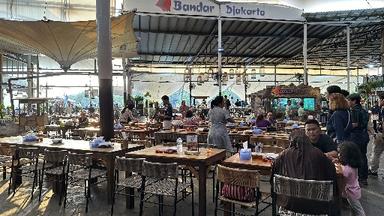 https://dgji3nicqfspr.cloudfront.net/PADEMANGAN/Restaurant/Bandar_Djakarta__Ancol/Reviews/thumbnail/file_1711811492723.jpg