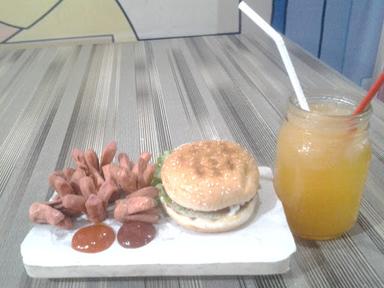 DOLPHIN BURGER CREPES & JUICE