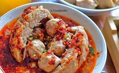 MUSHOWI MEATBALL AND CHICKEN MEE
