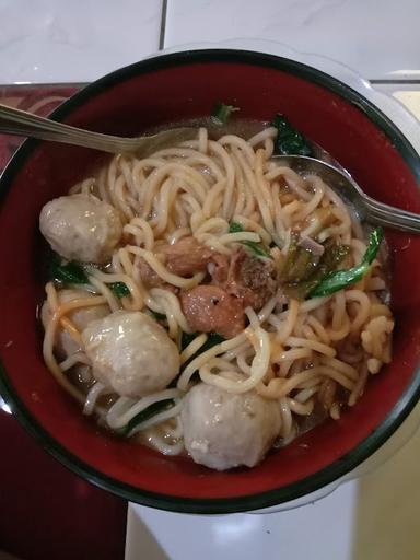 GIANT CHICKEN NOODLES AND MEATBALLS
