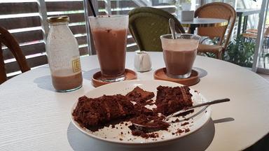 L'ILE CHOCOLATE FACTORY OUTLET, MUSEUM & CAFE